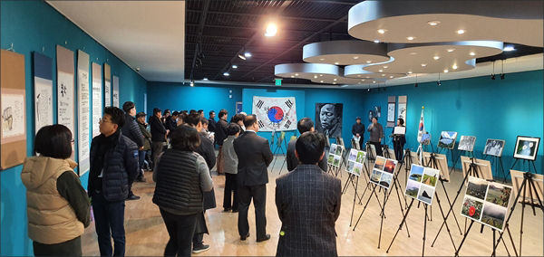 추모전시장을 가득메운 작품과 참석자들이 순국선열을 한마음으로 추모했다.