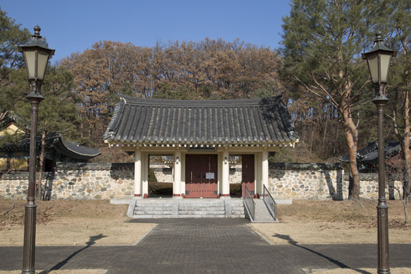 충주시내에 있는 임경업장군의 사당 충렬사 외삼문