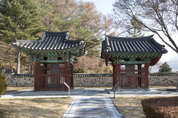 임경업장군과 그의 부인을 추모한 비석과 비석을 보호하는 비각