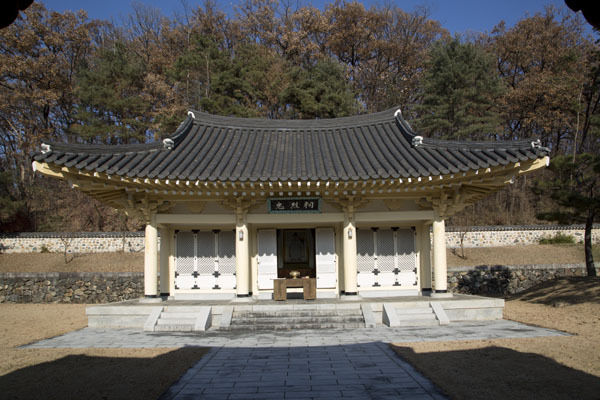 1981년 지은 충렬사(철근콘크리트 구조), 목조의 작은 사당을 대신하여 다시 지은 것.