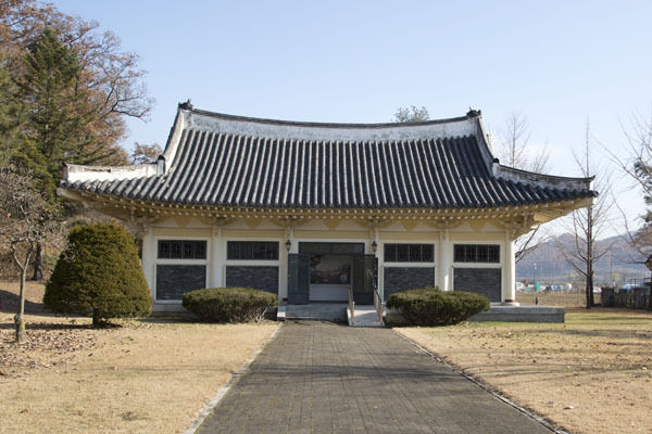 충렬사 입구에 세워진 유물전시관 전경