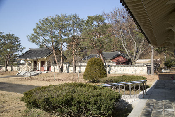 유물전시관에서 본 충렬사 전경