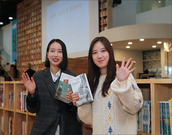 “세종 지혜의 숲에 오신 것을 환영합니다!” 세종 지혜의 숲 운영 숲지기 청년들이 찾아온 시민들을 환영하며 활짝 웃고있다