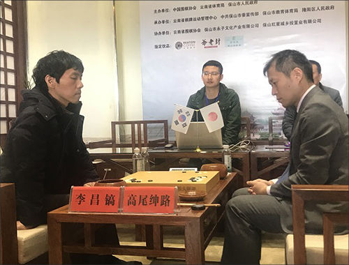 이창호 9단(왼쪽)이 다카오 신지 9단과 대국하는 모습