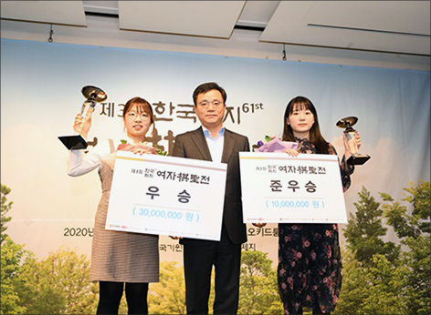 ‘제3회 한국제지 여자기성전’ 시상식에서 우승ㆍ준우승 트로피를 들고 있는 최정 9단(왼쪽)과 김채영 5단