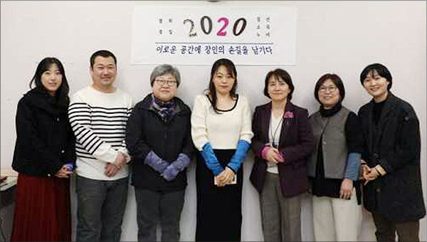 창의공방 입주 기념식 기념촬영 현장 (오른쪽 세 번째 김연수 국립무형유산원장)