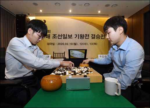 신진서 9단(왼쪽)이 박정환 9단에게 재역전승하며 LG배 우승에 1승 만을 남겨 놓았다