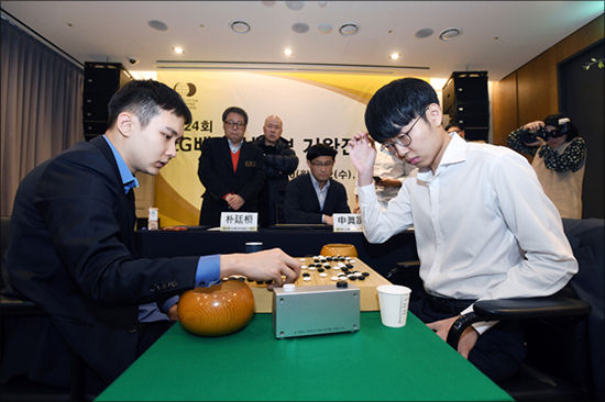신진서 9단(오른쪽)과 박정환 9단의 대국 모습