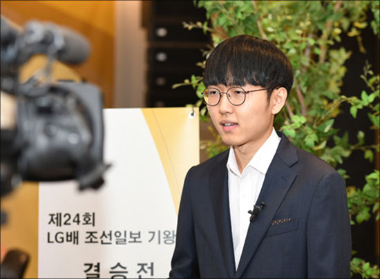 신진서 9단의 우승 직후 대담 장면