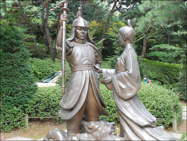 아차산 입구의 온달과 평강공주 동상