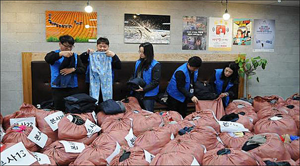 한국환경공단 임직원들이 개발도상국 등에 전달하기 위해 기부받은 의류, 모자, 신발, 가방 등 잡화 및 옛 근무복을 선별ㆍ분류하고 있다.