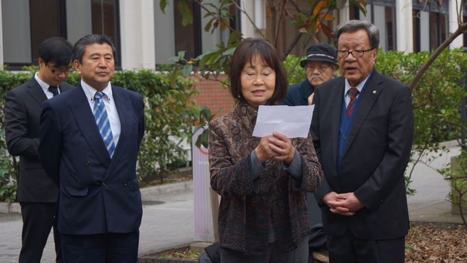 윤동주 시인의 시를 일본어로 완역한 우에노 미야코 시인이 '서시'를 낭송하고 있다.