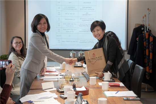 2019년 12월 16일, 서울에서 공예 연구 워크숍을 개최하며 악수를 나누는<br>
서울공예박물관장(김정화)과 베트남민족학박물관 부관장(짱 홍 하잉 Tran Hong Hanh)