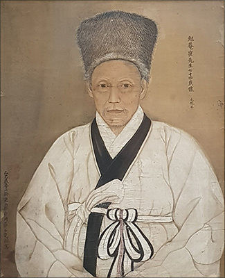 최익현 초상(보물 제1510호), 전(傳) 채용신, 1905, 비단에 색, 국립중앙박물관<br>
1873년 대원군을 정면으로 공격하는 상소를 올린 다음 제주도에 위리안치되었다.
