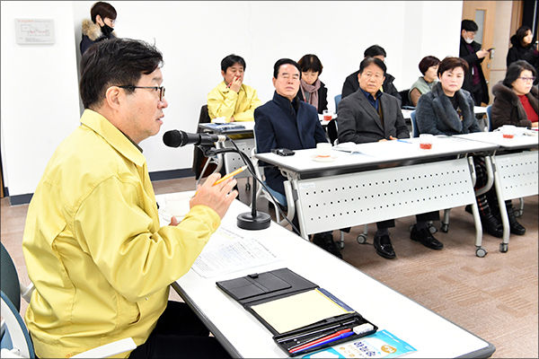 수원유스호스텔을 자가격리시설로 활용하기 위해 주민들을 설득하고자 간담회를 진행하고 있는 염태영 시장