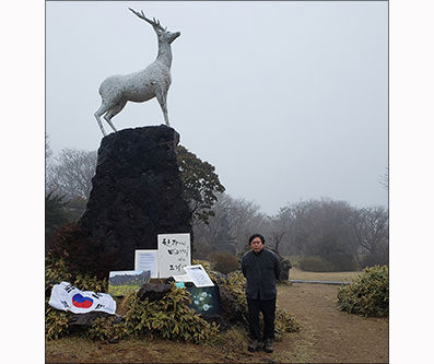 3.1절 101돌 기념 순국선열추모작품 옆에서 평화 화해를 소망하는 고명주 시인