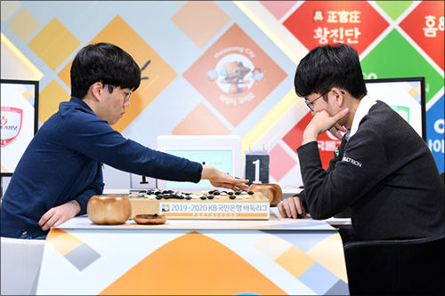신민준 9단(왼쪽)이 신진서 9단과의 '양신대결'에서 승리하며 팀의 우승을 확정지었다