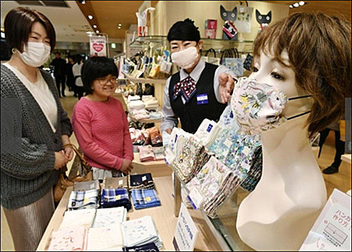 한 백화점에서 마네킹이 면손수건으로 만든 마스크를 쓰고 있다.