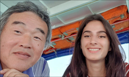 병산과 조지아 여인, 병산은 여성에게만 전단을 나눠준다.