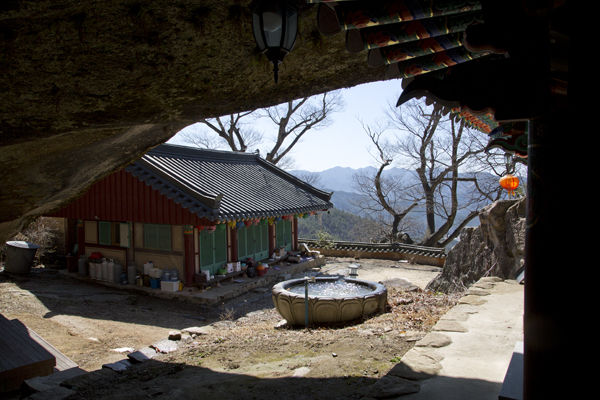 거북바위 안에서 본 요차채와 대웅전 처마