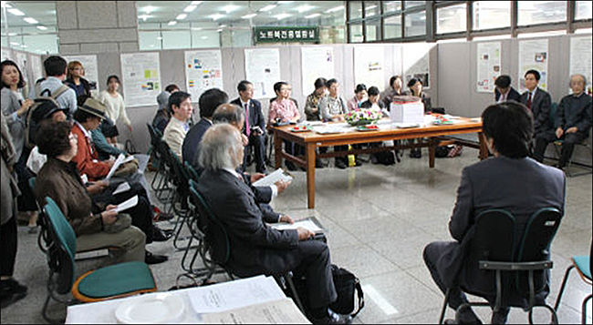 2015년 10월 6일, 건국대학교 상허도서관 특별전시장서 열린 '재일조선인의 민족교육' 실상을 알리는 세미나 모습