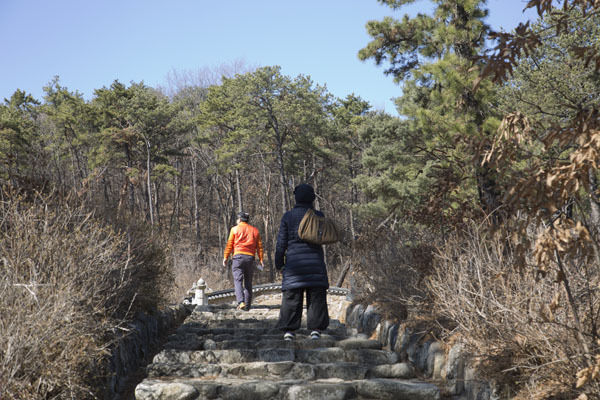 최영장군의 무덤으로 오르는 계단, 가끔씩 충신의 무덤을 찾아 사람들이 탐방하고 있다.