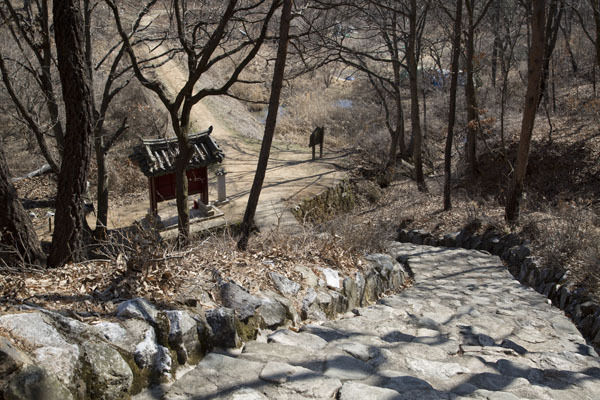 최영장군 묘역에서 내려다 본 계단
