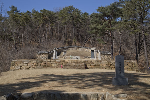 정비된 최영장군의 묘역