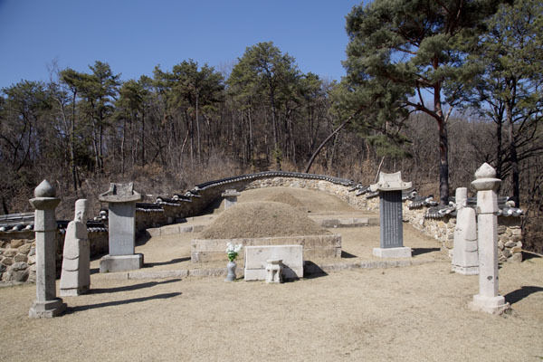 최영장군과 그의 아버지 최원직의 무덤이 하나의 곡장 안에 위 아래로 있다.