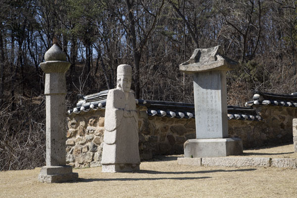 최영장군 무덤 앞에 비석과 문인석, 그리고 망주석