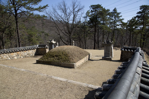 최영장군의 무덤 뒷편 오른쪽에서 본 모습