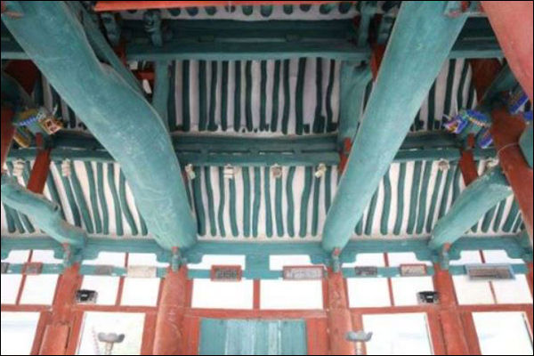 고창 선운사 만세루 내부(대들보 양상)