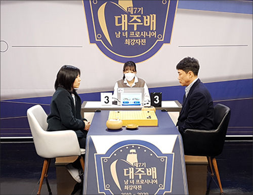 김영환 9단(오른쪽)이 4강에서 박지은 9단에게 승리했다