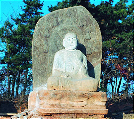 석불 전경(1989년 보호각 개축 이전)