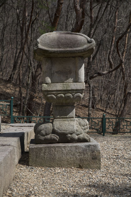 석등의 옆면, 석등의 상륜부가 없어서 매우 아쉽다.