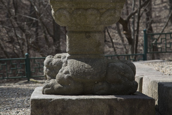 석등의 간주석, 간주석의 아래에는 사자가 새겨져 있다. 한국의 문화재로 지정된 석등은 많지만 이렇게 한마리의 사자가 웅크리고 앉아있는 모습의 좌대는 흔치 않다.