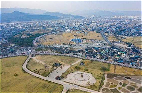첨성대에서 바라본 경주 쪽샘지구 전경