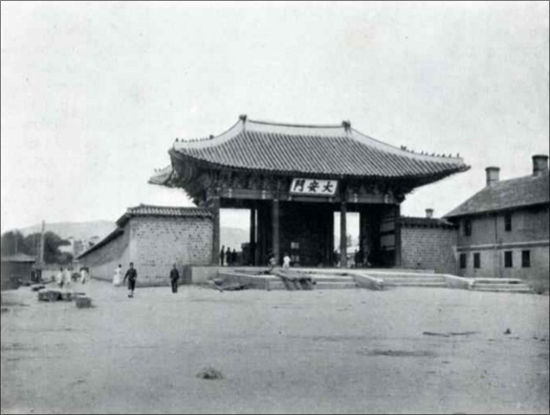 덕수궁 대안문(大安門) 월대 1902~1903년경 촬영(출처 : 이돈수 이순우 저 , 꼬레아 에 꼬레아니 사진해설판, 2009)