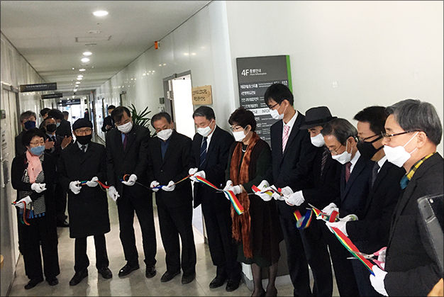 인천대학교 인천학연구원 독립운동사연구소에서 737명의 독립유공자를 발굴하여 국가보훈처에 포상을 신청하기에 앞서 관계자들이 독립운동사연구소 개소 테이프를 끊고 있다.
