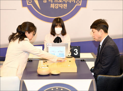 조혜연 9단(왼쪽)이 김영환 9단을 꺾고 삼세번 만에 대주배 우승을 달성했다