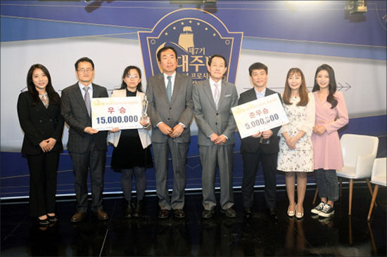 우승을 차지한 조혜연 9단과 준우승 한 김영환 9단