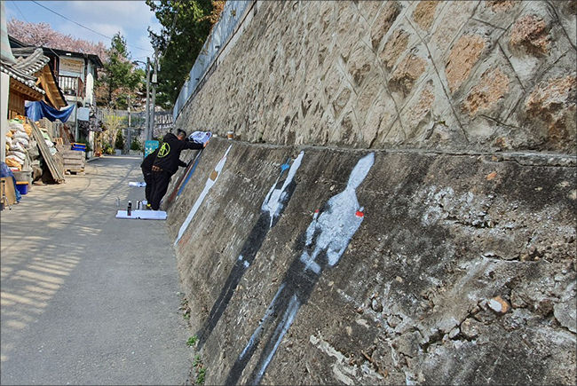 오른쪽 담벽에 여덟분의 독립운동가 그래피티 작업이 한창이다. 이곳은 북촌으로 오르는 길목으로 많은 사람들의 왕래가 빈번한 곳이다.