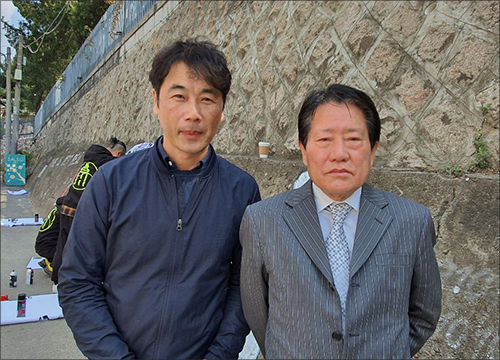 그래피티 작업을 도우며 곁에서 지켜본 서울교육박물관 황동진 학예연구사(왼쪽)와 김란사기념사업회 김용택 회장.