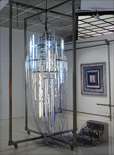 케이웨일(K.Whale), Chandelier V2, 2019, 형광등, 철제구조물 외, 140x140x330(h)cm