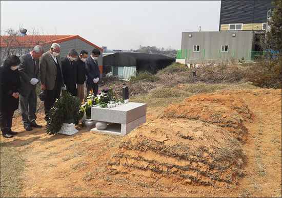 고주리 순국선열 6위 무덤에서 뫼절하는 화성시 광복회 사람들