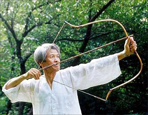 국가무형문화재 제47호 궁시장이 완성된 각궁을 잡아 당겨 보는 모습