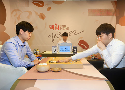 순위 9위 이지현 9단(왼쪽이) 3위 신민준 9단에게 2-0 승리를 거뒀다