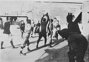1910년대 초창기 YMCA 뒤뜰에서의 농구경기