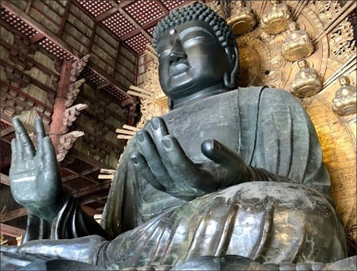 도다이지대불 모습도 당분간 볼 수 없다. 대신 날마다 동영상으로 대불 앞에서 독경하는 모습을 생중계할 예정이다.