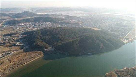 북쪽 상공에서 바라본 부소산성 전경